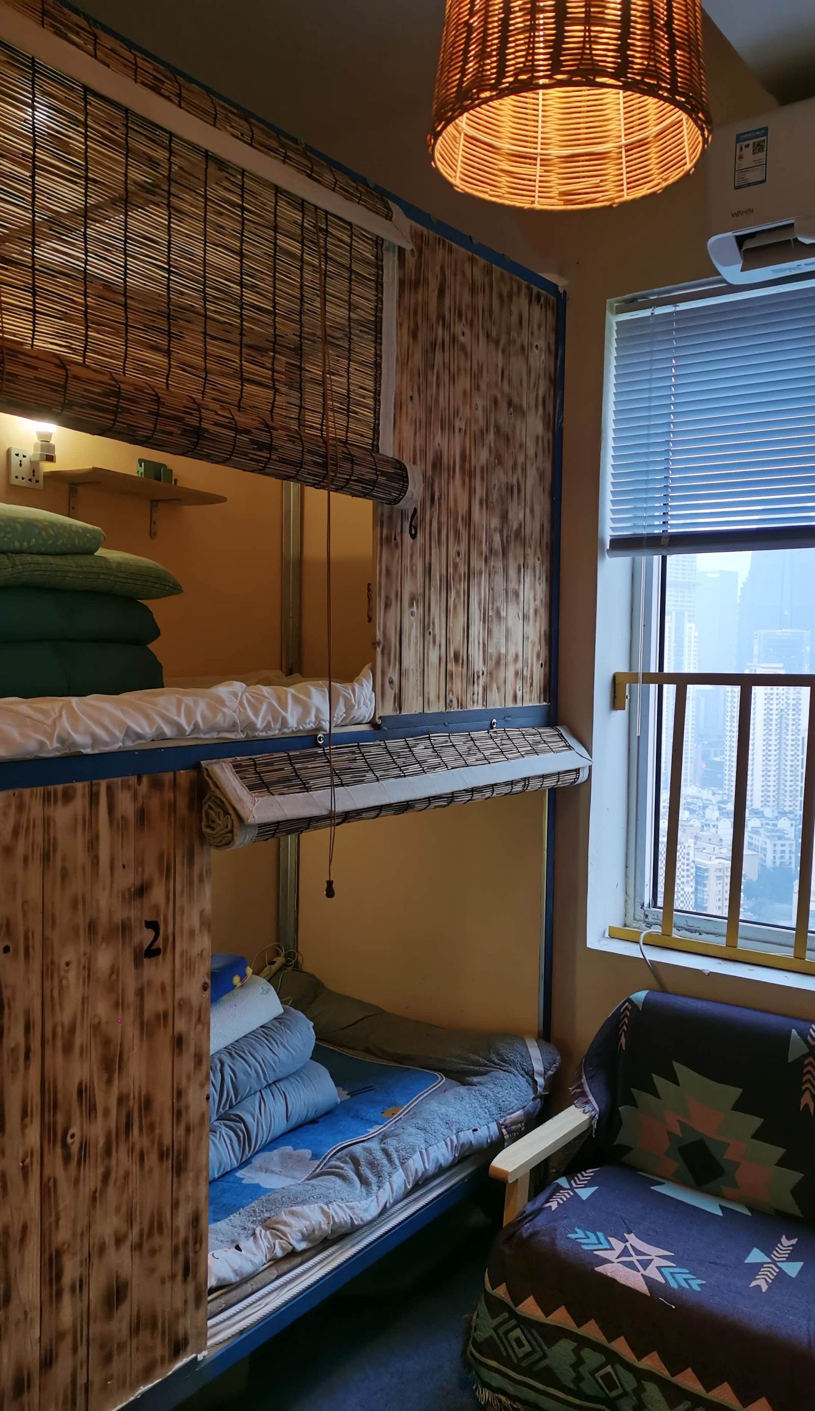 Four Rooftops Youth Hostel (Jiefangbei Branch)