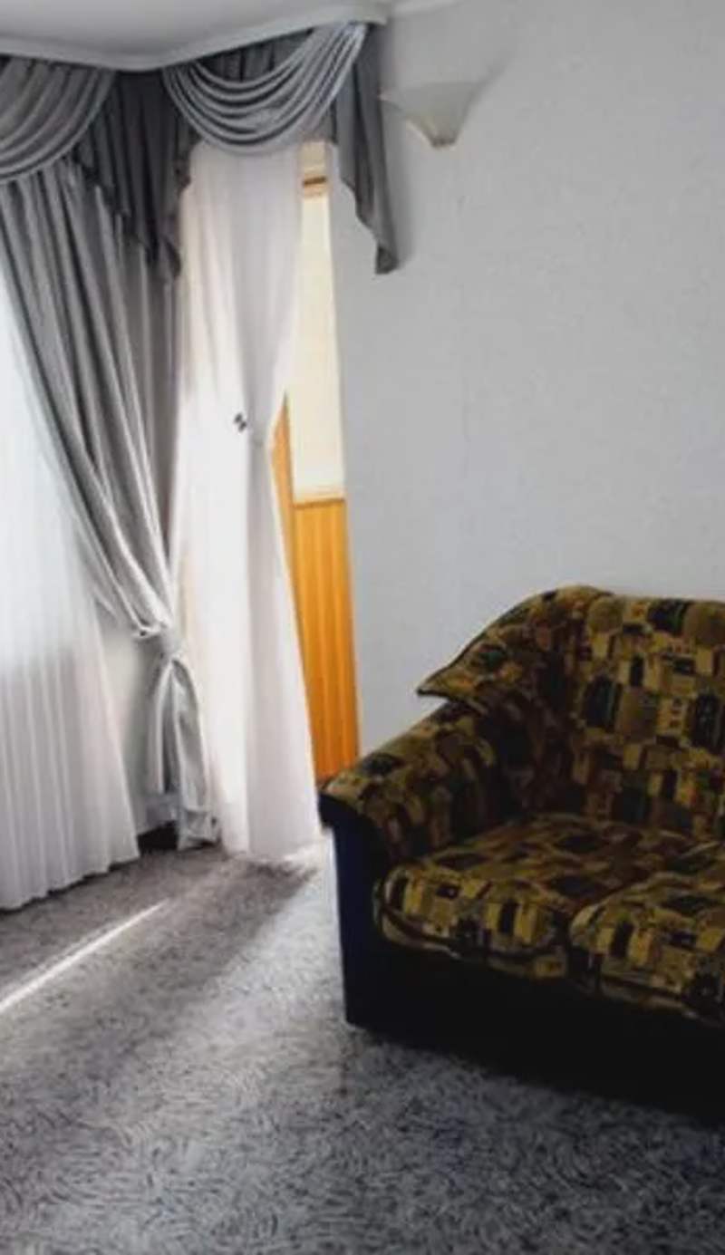 Apartment On Prospekt Kirova з окремими кімнатами та балконом