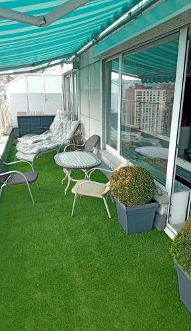 Liège centre Médiacité appartement possible parking terrasse immense 8ème pour 2 personnes