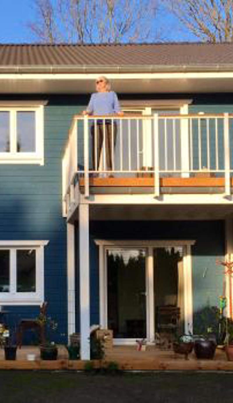 Gemütliche Wohnung mit Sonnenterrasse im blauen Holzhaus