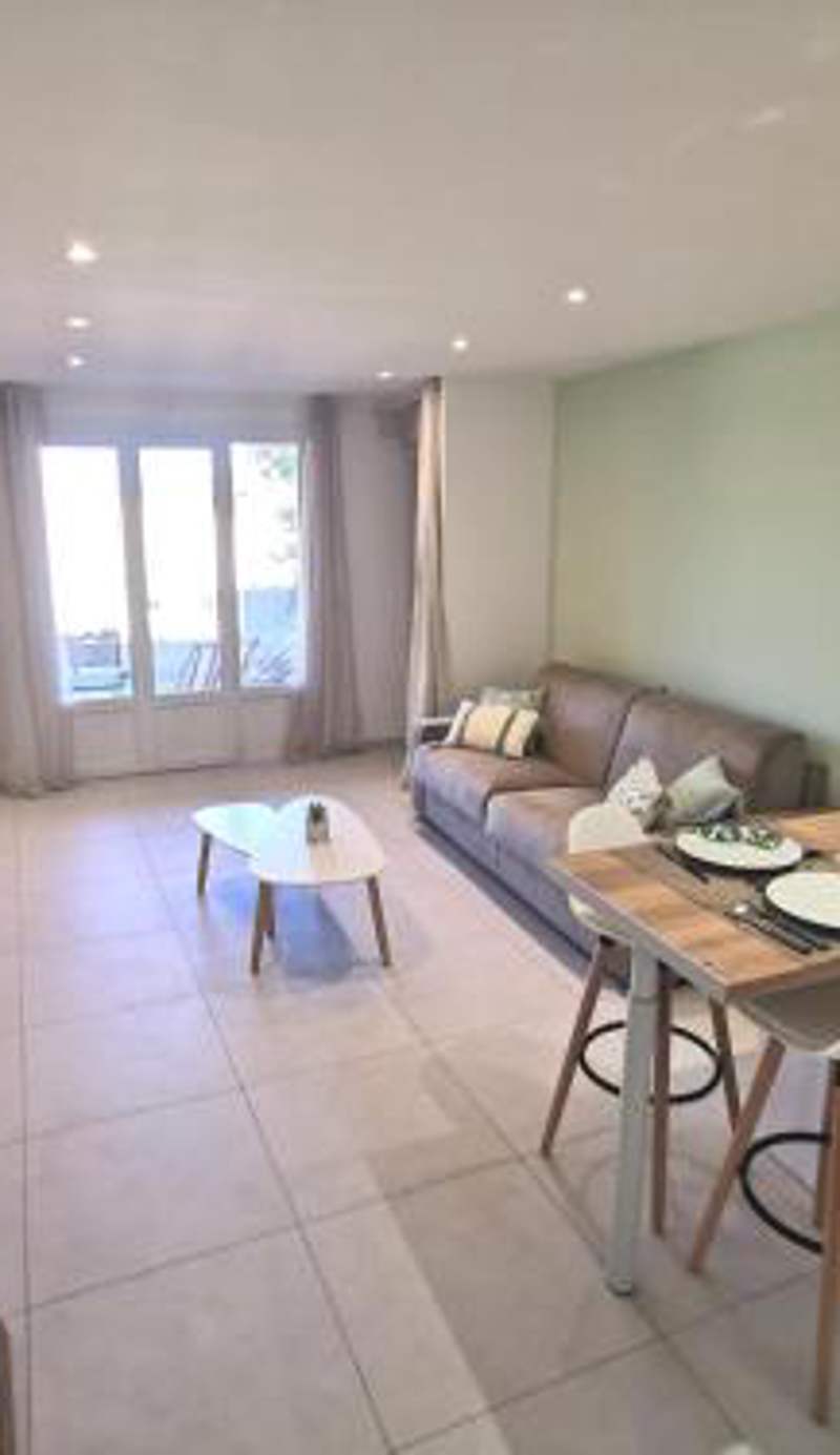 Superbe appartement avec piscine et stationnement