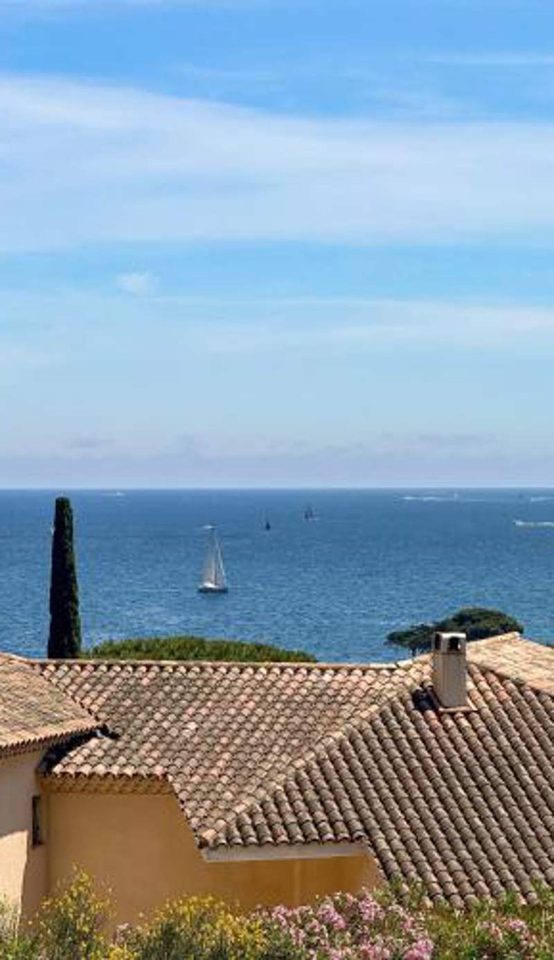 Studio vue mer panoramique, accès plage, piscine