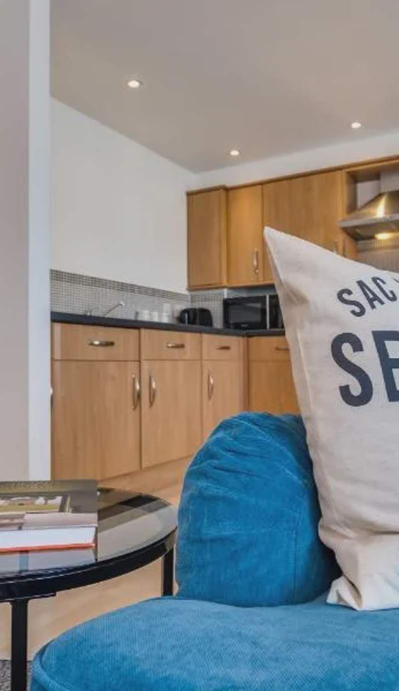 Chic and Bright Apartment Near the Water
