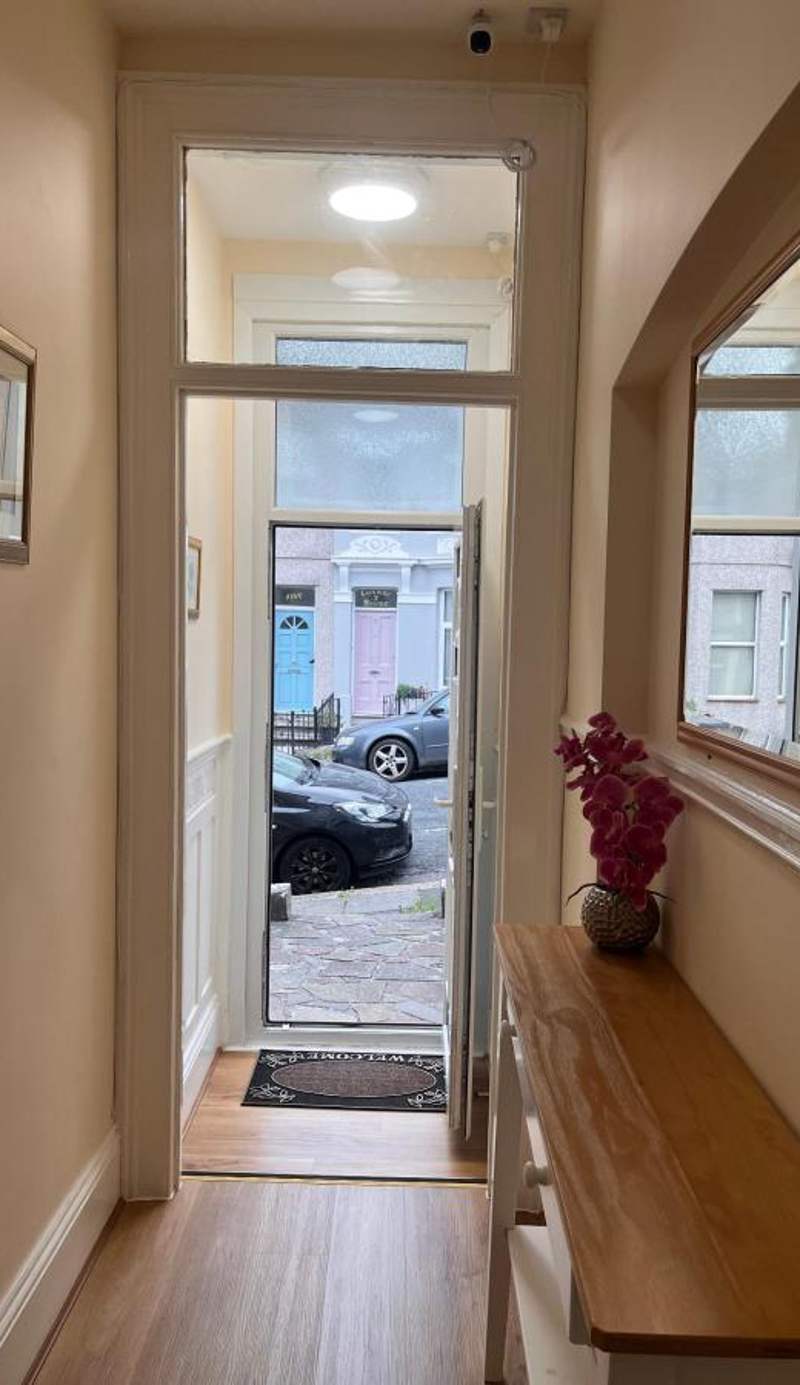 Entire 2 bedroom Apt in central location, Newly Refurbished