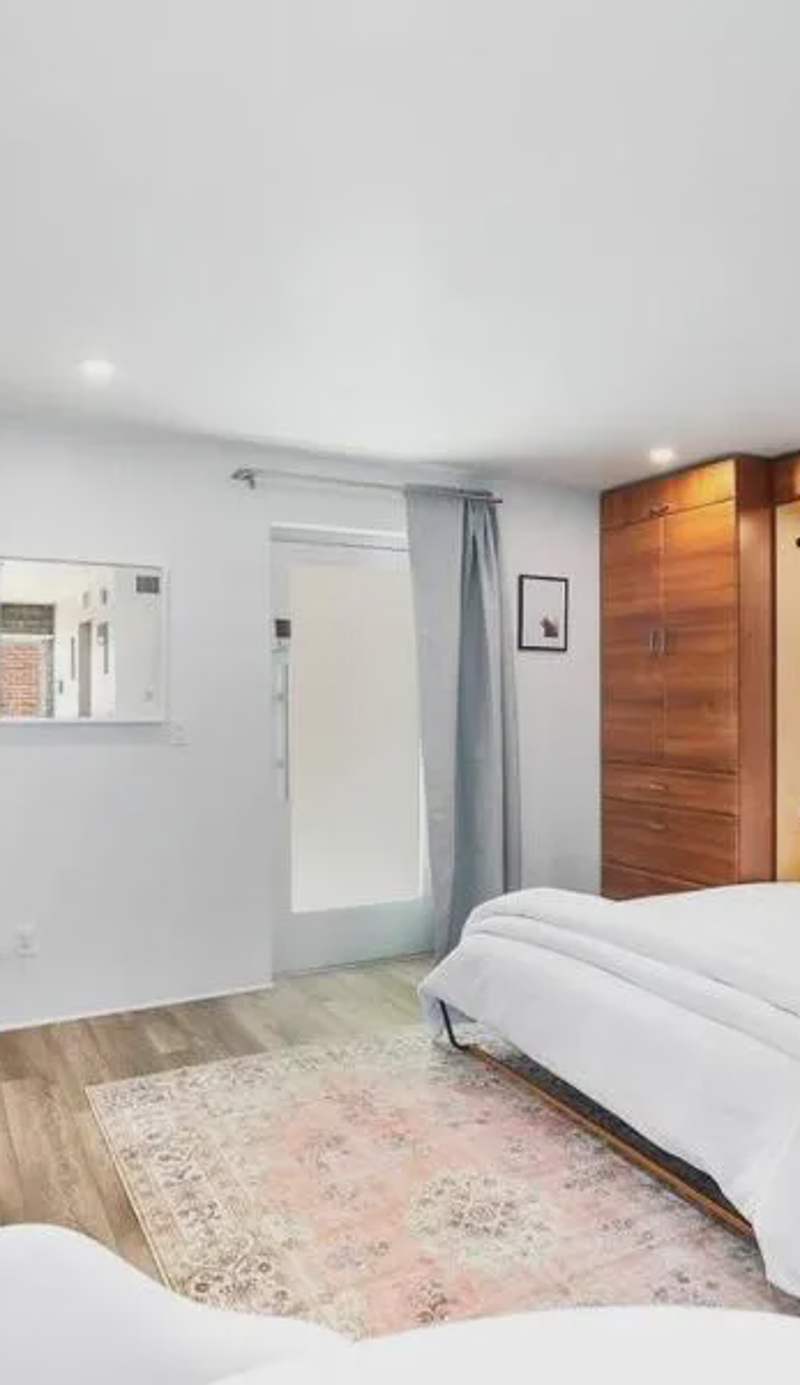 Prime DTPH Location w Pool