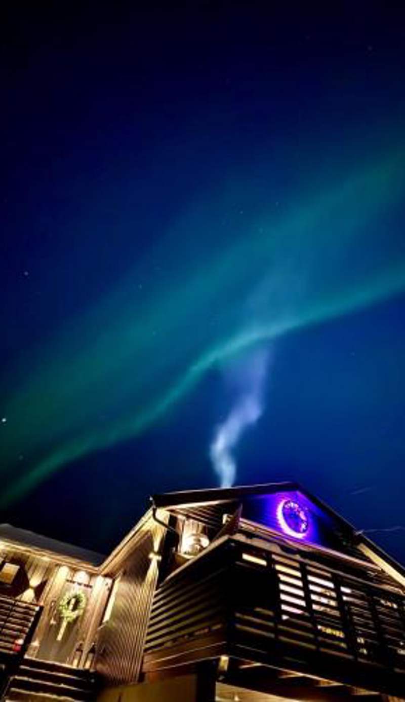Modern Apartment with Aurora & Midnight Sun Views, Close to Snow Dome, ski slopes Store & Bus Stop, Free Parking