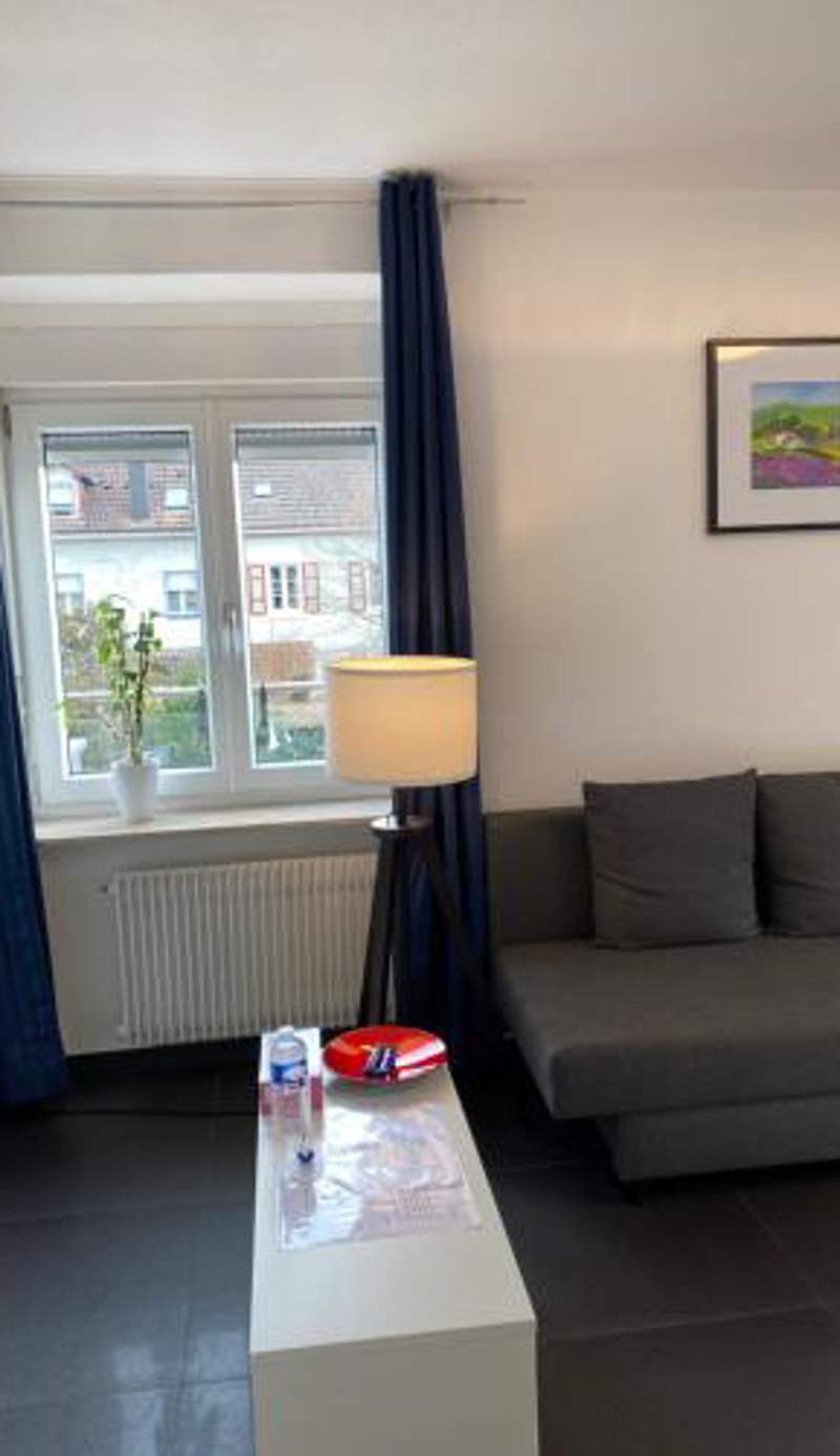Preiswertes stilvolles Zimmer im privaten Haus mit großem schönem modernem Gemeinschaft Badenzimmer