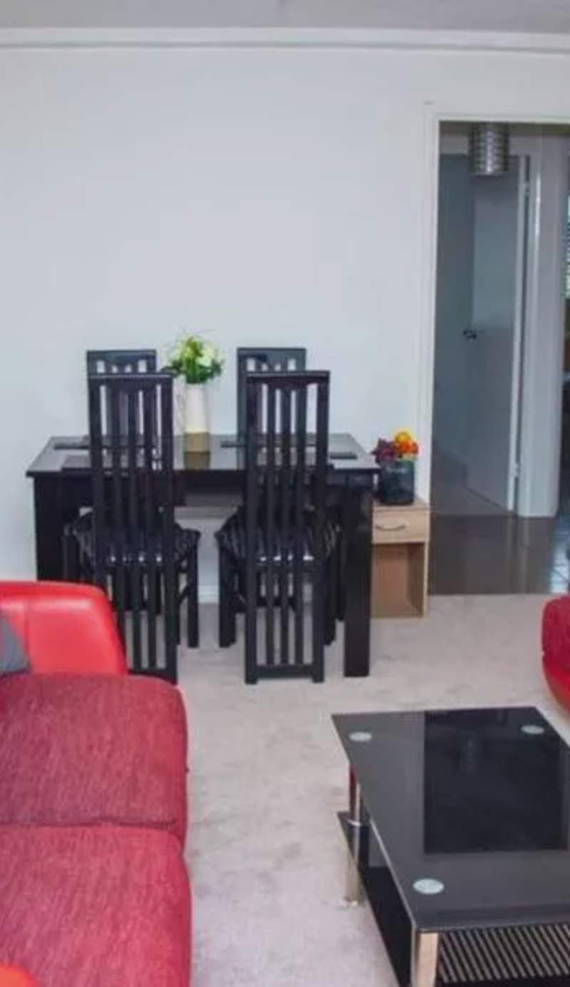 Contractor Accommodation in Crawley Free Parking WiFi Near Worksites Gatwick Manor Royal 2-Bed Sleeps 4