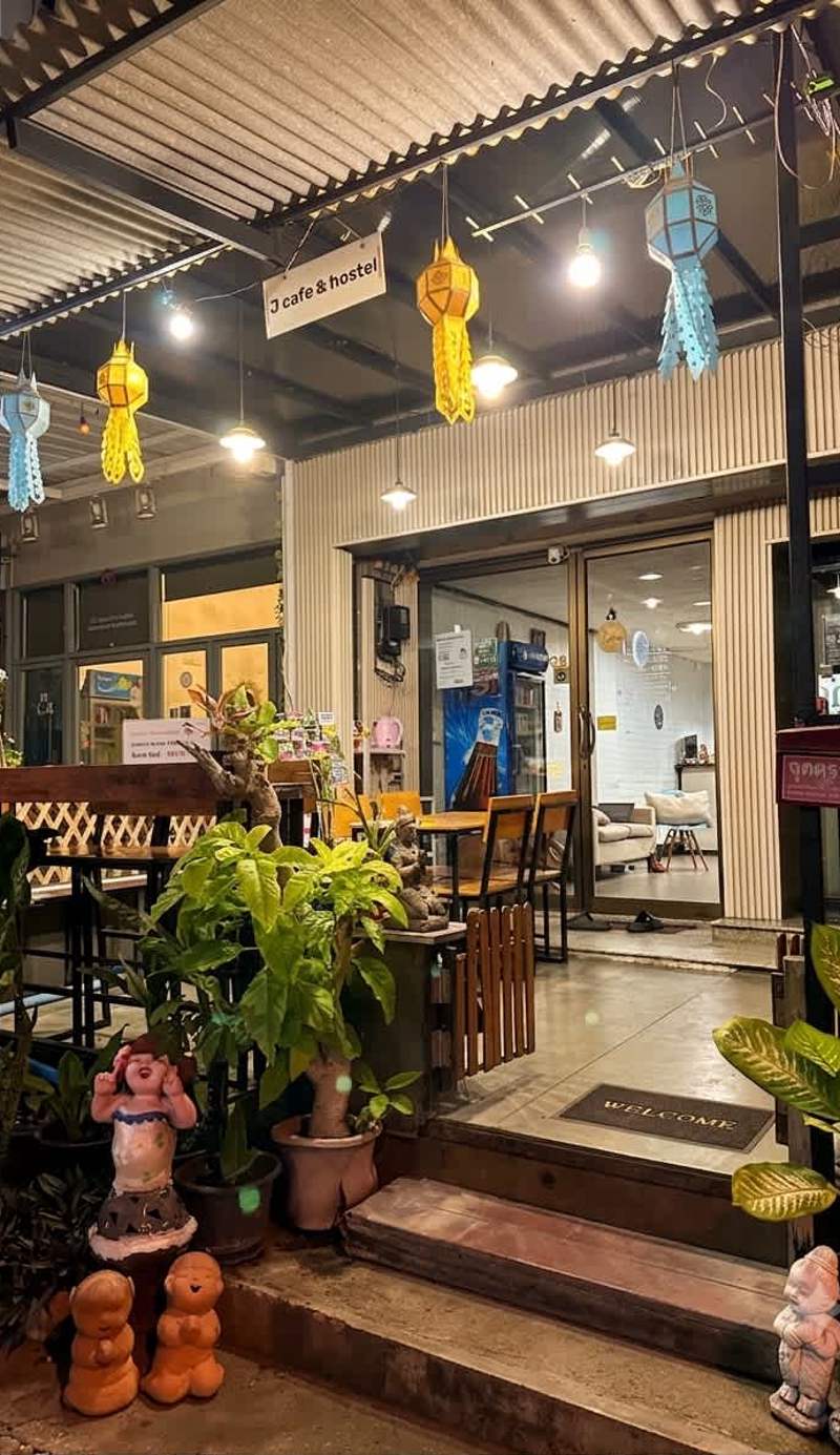 J Cafe & Hostel
