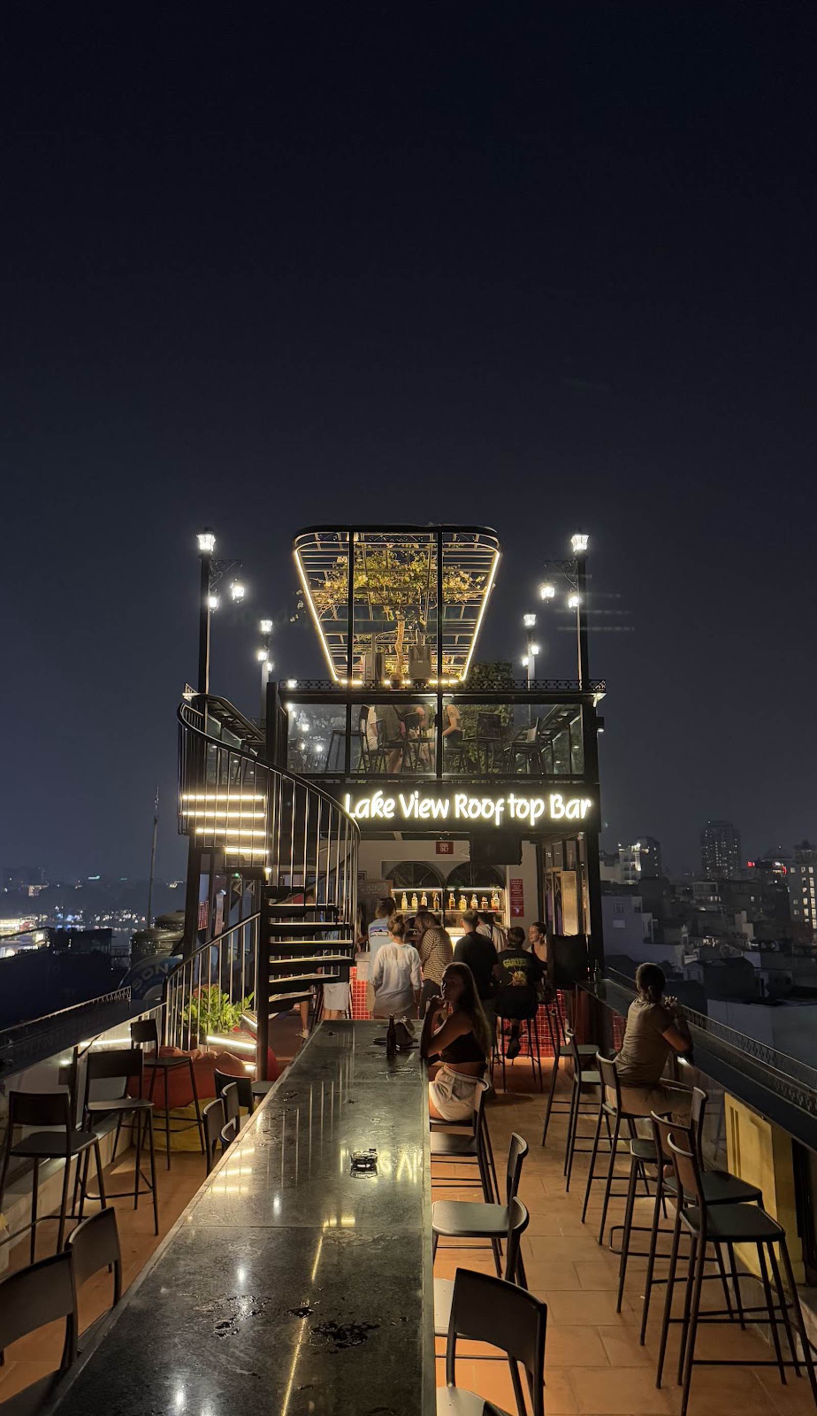 Lake View Backpackers Hostel Rooftop Bar
