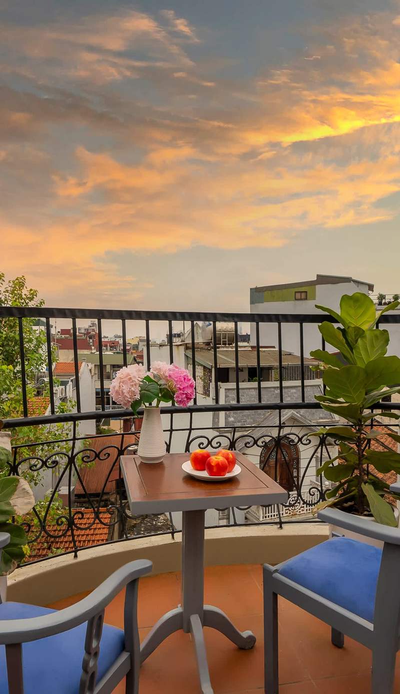 Queen Cafe Hotel & Pub