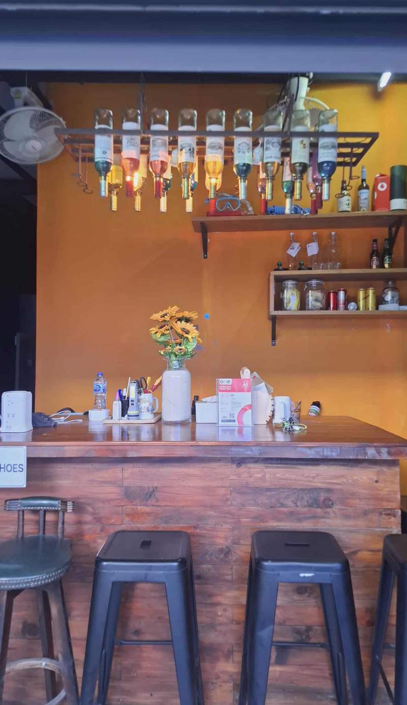 8 Mile Rock Backpacker & Bar