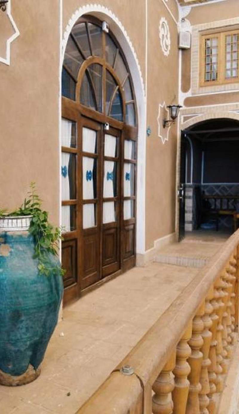 Firoozeh Traditional Hotel