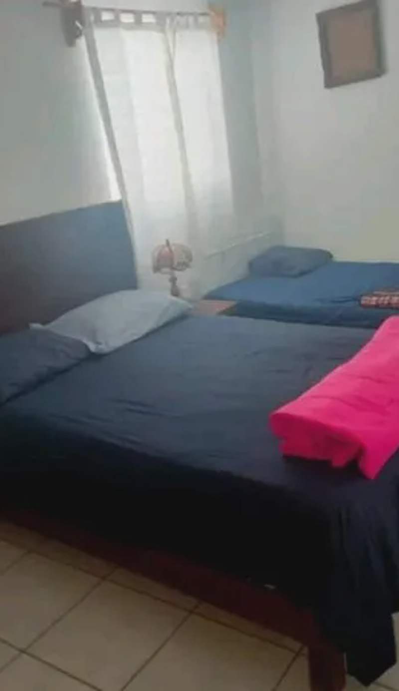 hostal 3tias importante se comparte la habitación con más huéspedes