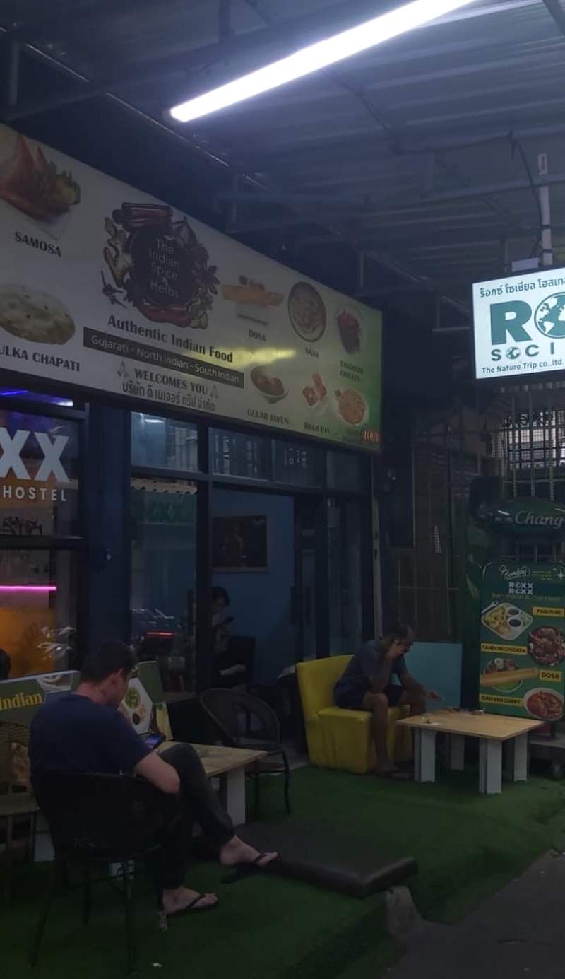 Roxx Social Hostel Cafe & Bistro