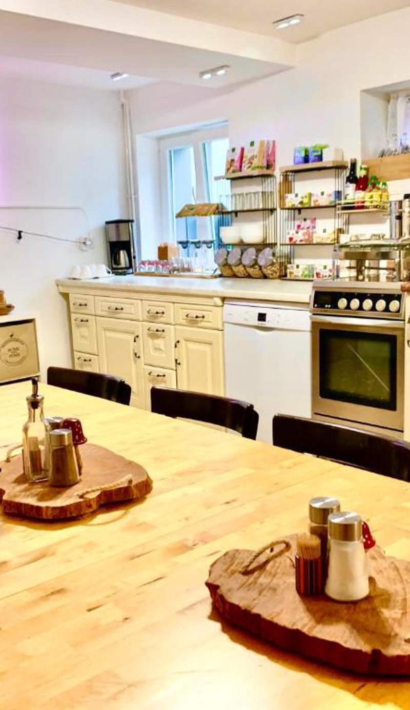 New Hostel Berlin Mitte FREE SNACK hot tea and coffee