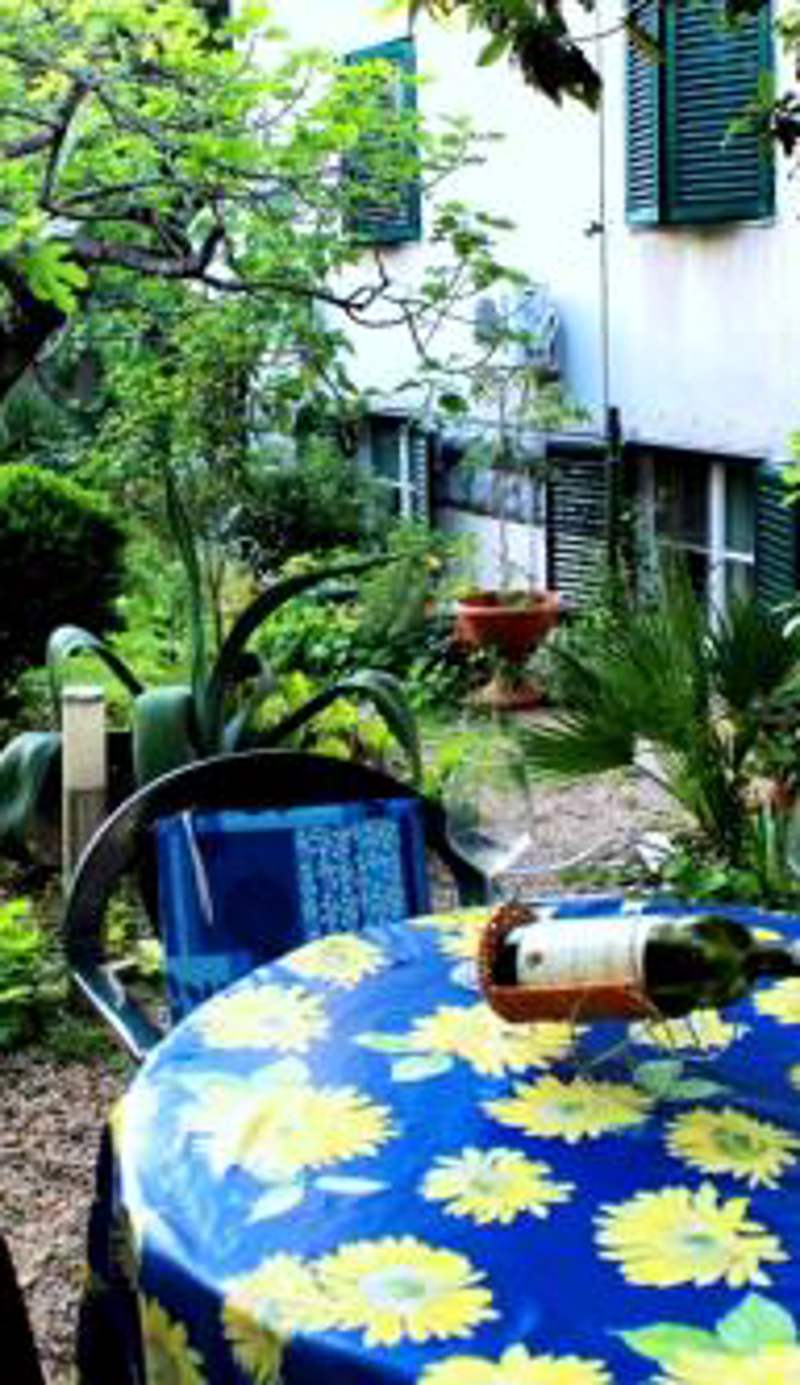 Guest house with garden - Zuvan