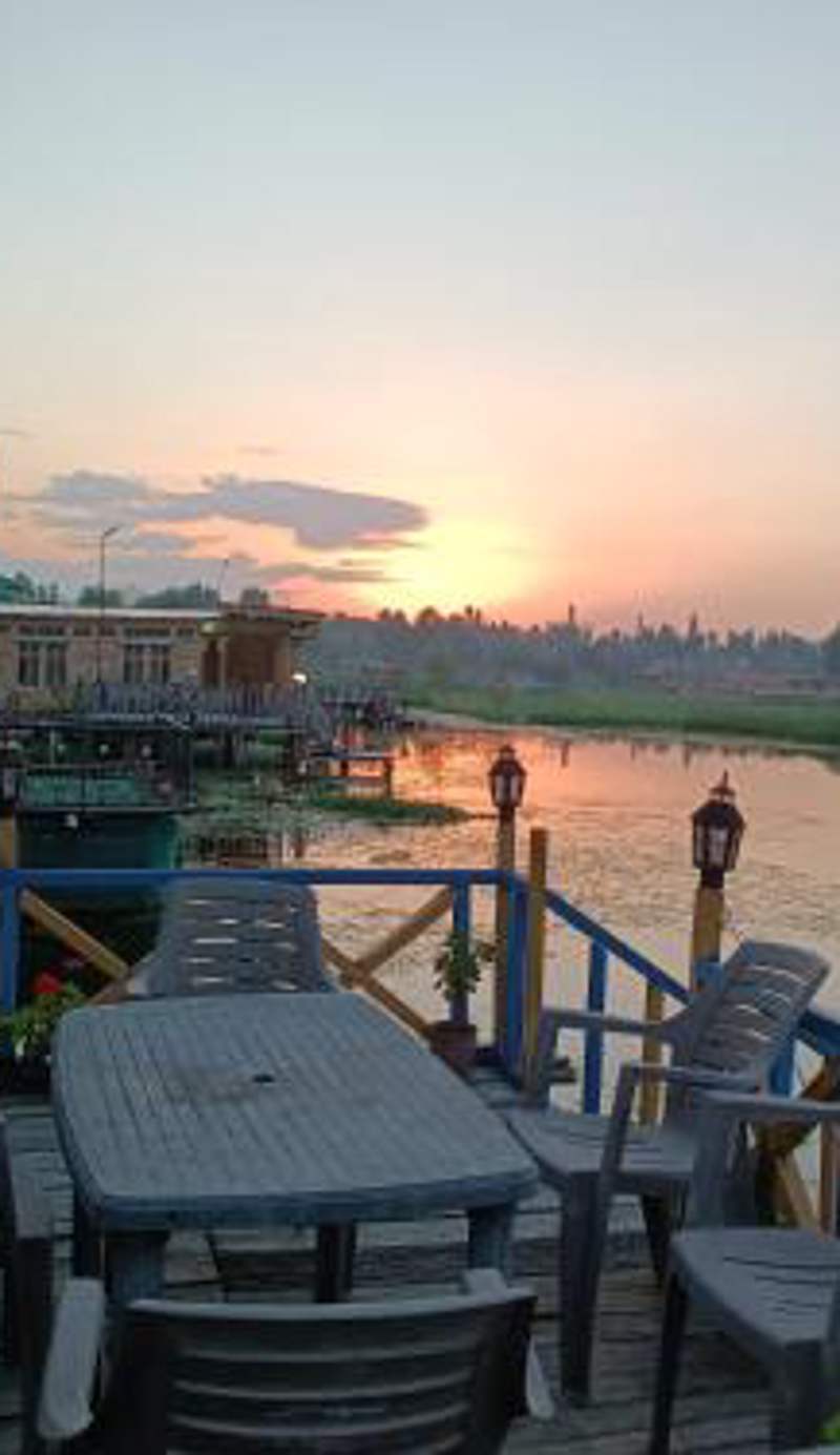 New Dunhill Houseboat