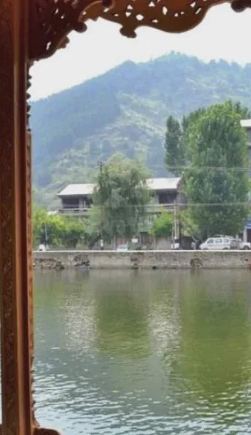 T luxury Heritage houseboat