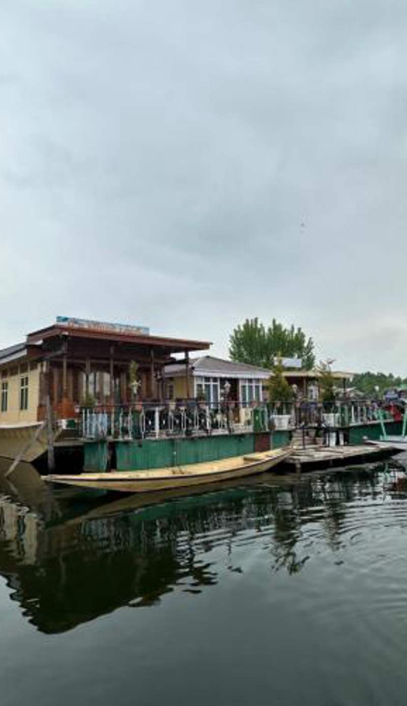 Movie land group of house boats