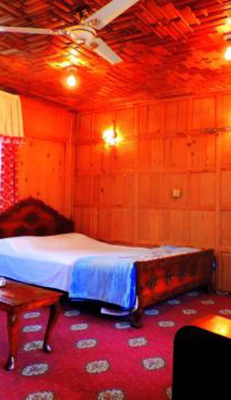 Raja's Palace Houseboat - Lake View