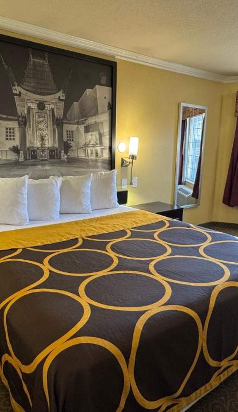 Super 8 by Wyndham Los Angeles Downtown