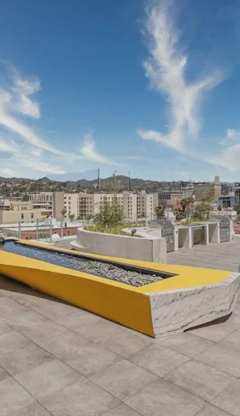 Modern Hollywood Walk of Fame Apts- Free Parking, 360 Rooftop, Pool, Gym- Centrally located