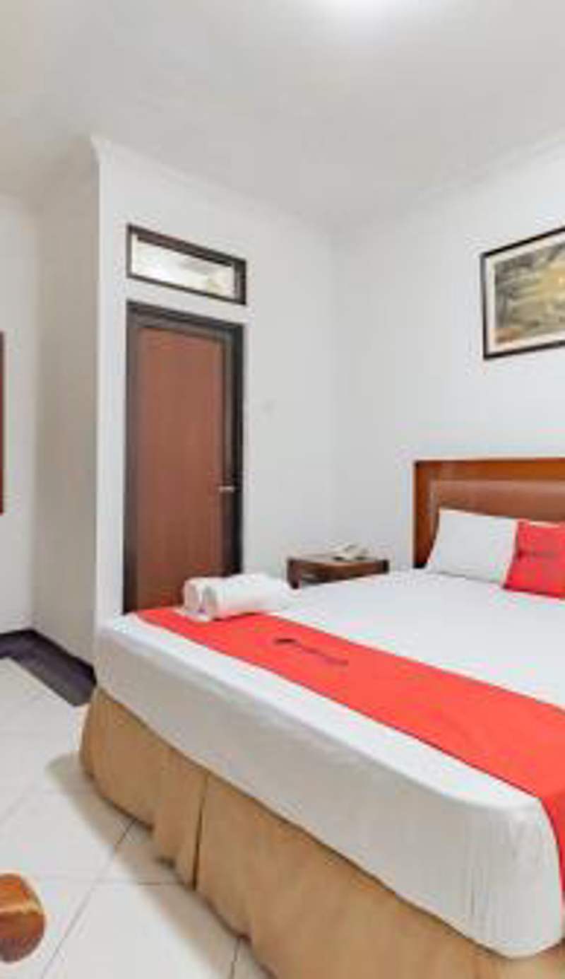 RedDoorz Plus at Buah Batu