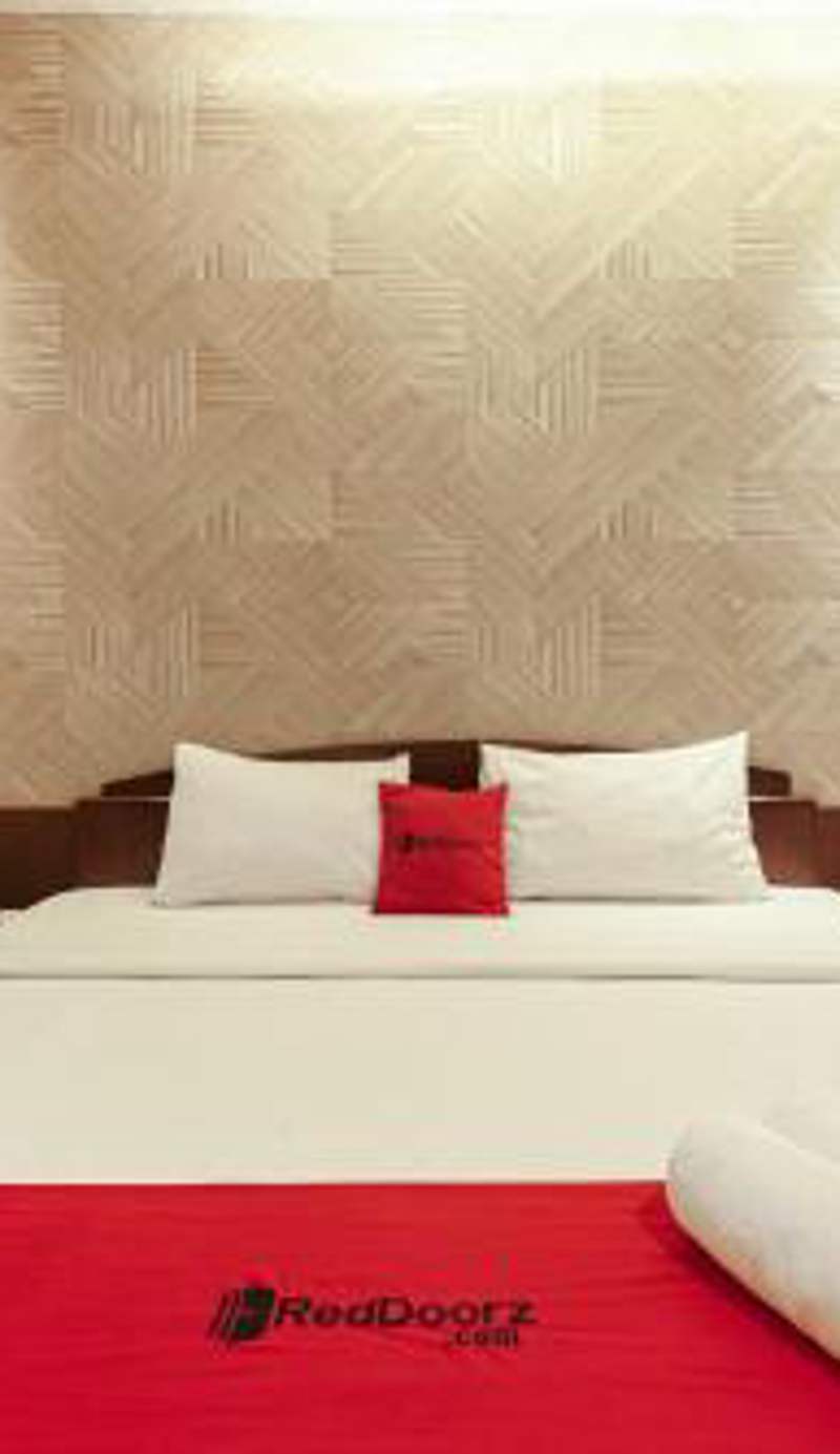 RedDoorz Plus @ Cipaganti Street 3