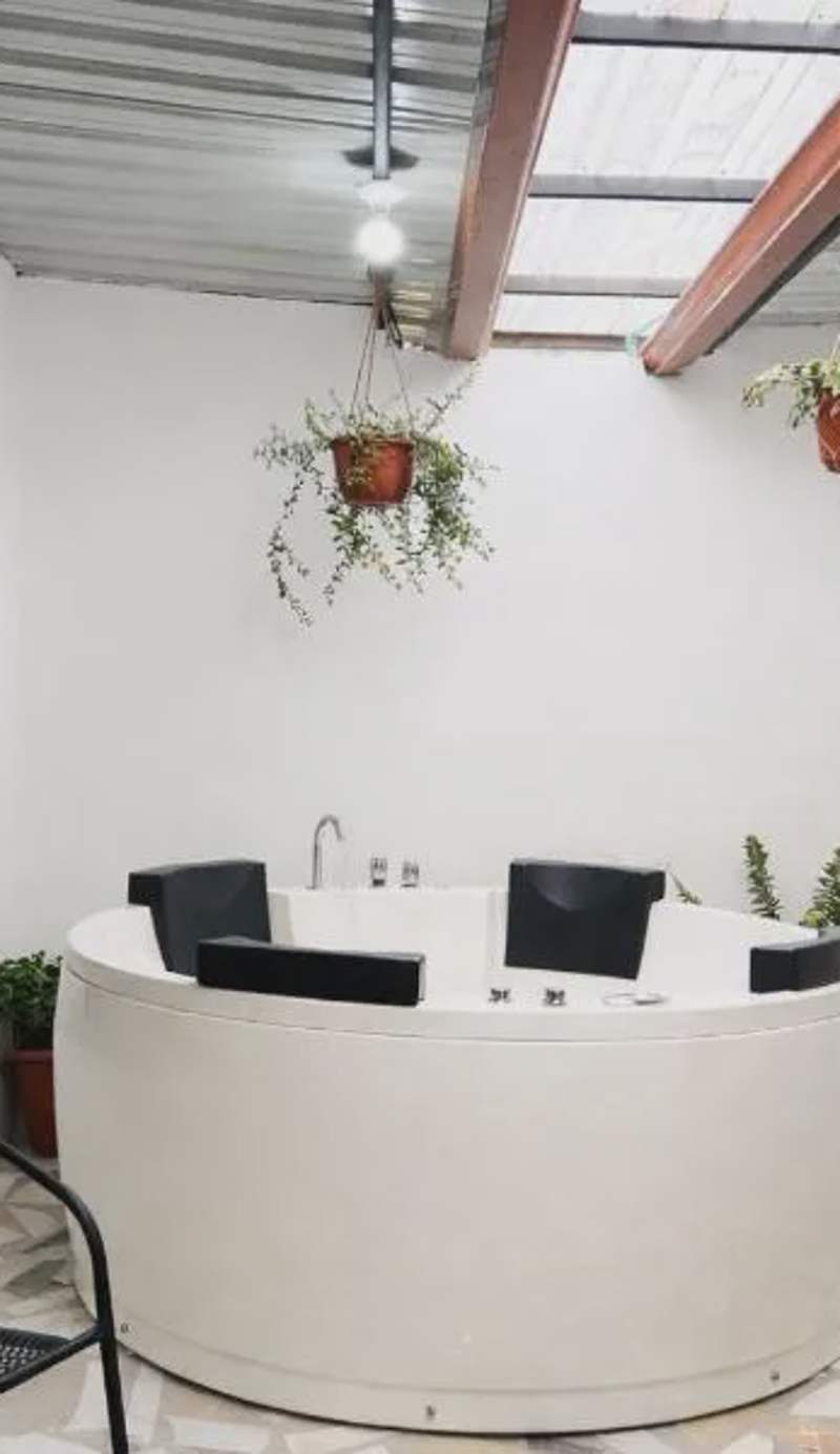 Sanctuary Apartment Jacuzzi 5 bedrooom 4 bath