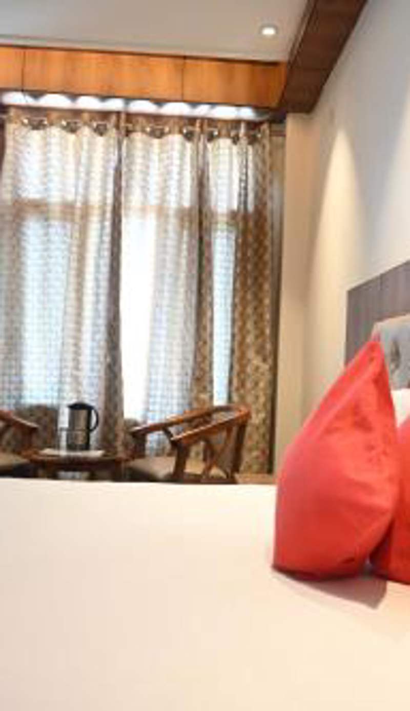 hotel apple blossom 2 minutes walking from Mall road