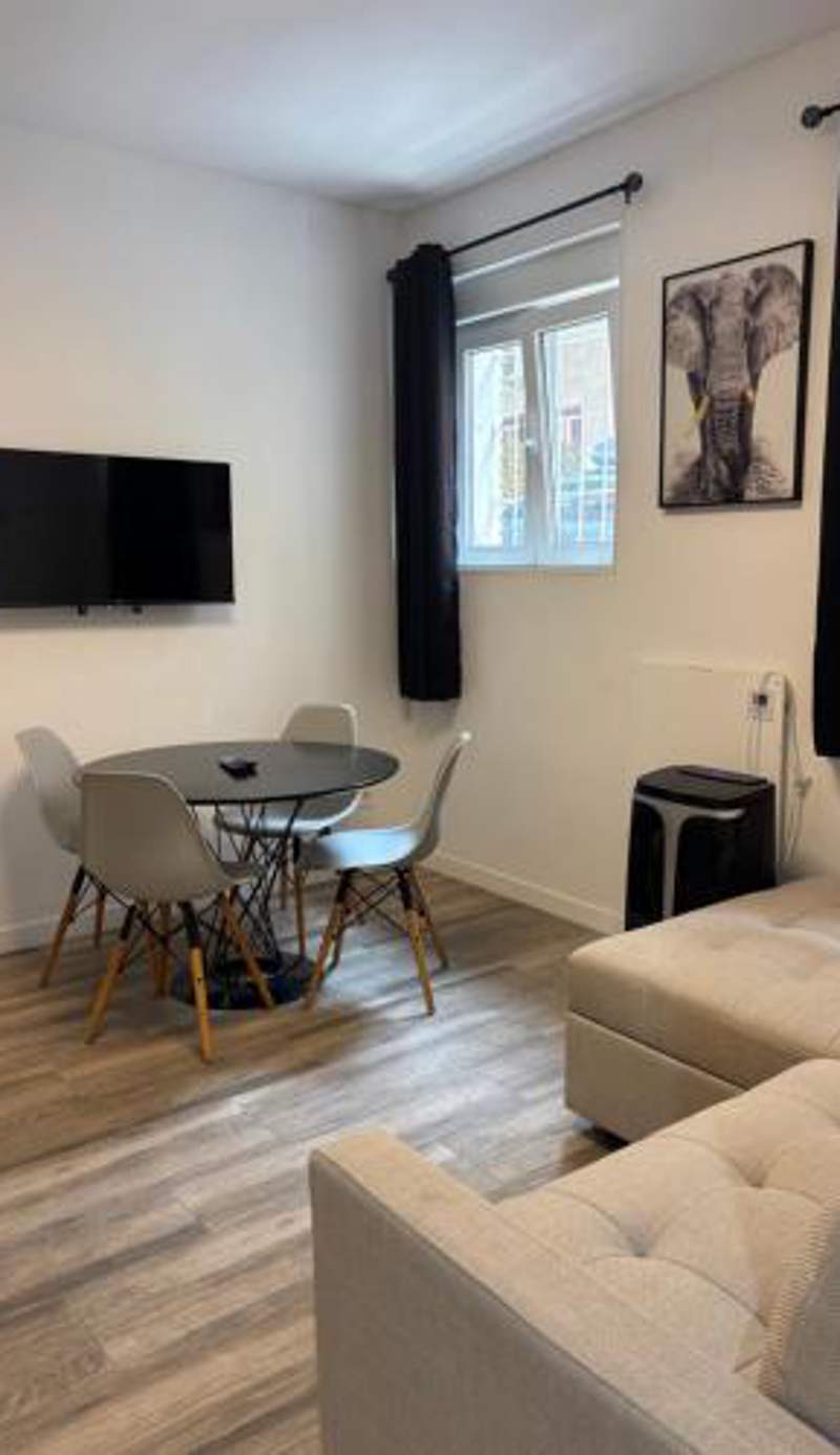 Apartamento blanco y negro en el centro