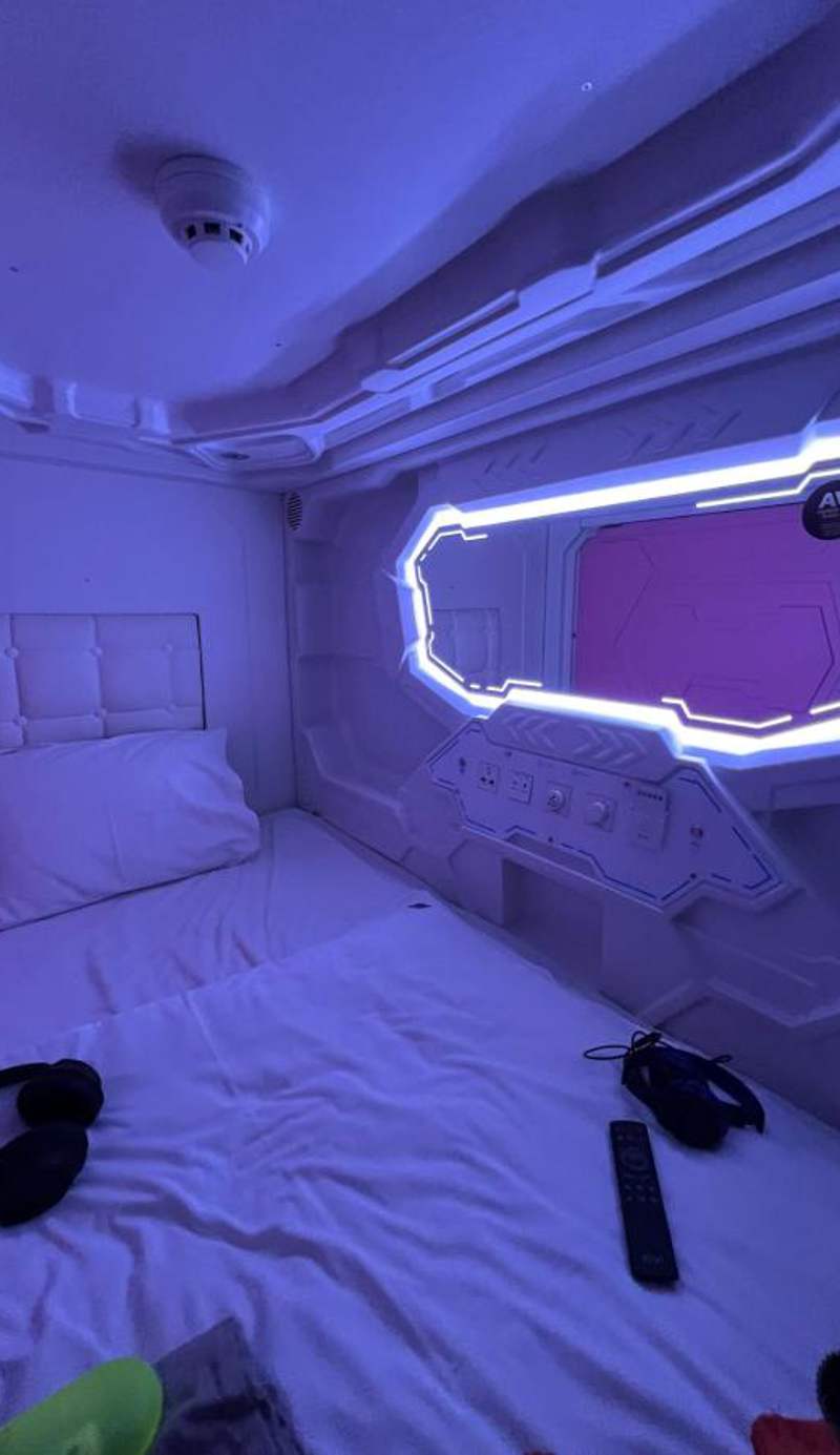 AV-1 Capsule Hotel