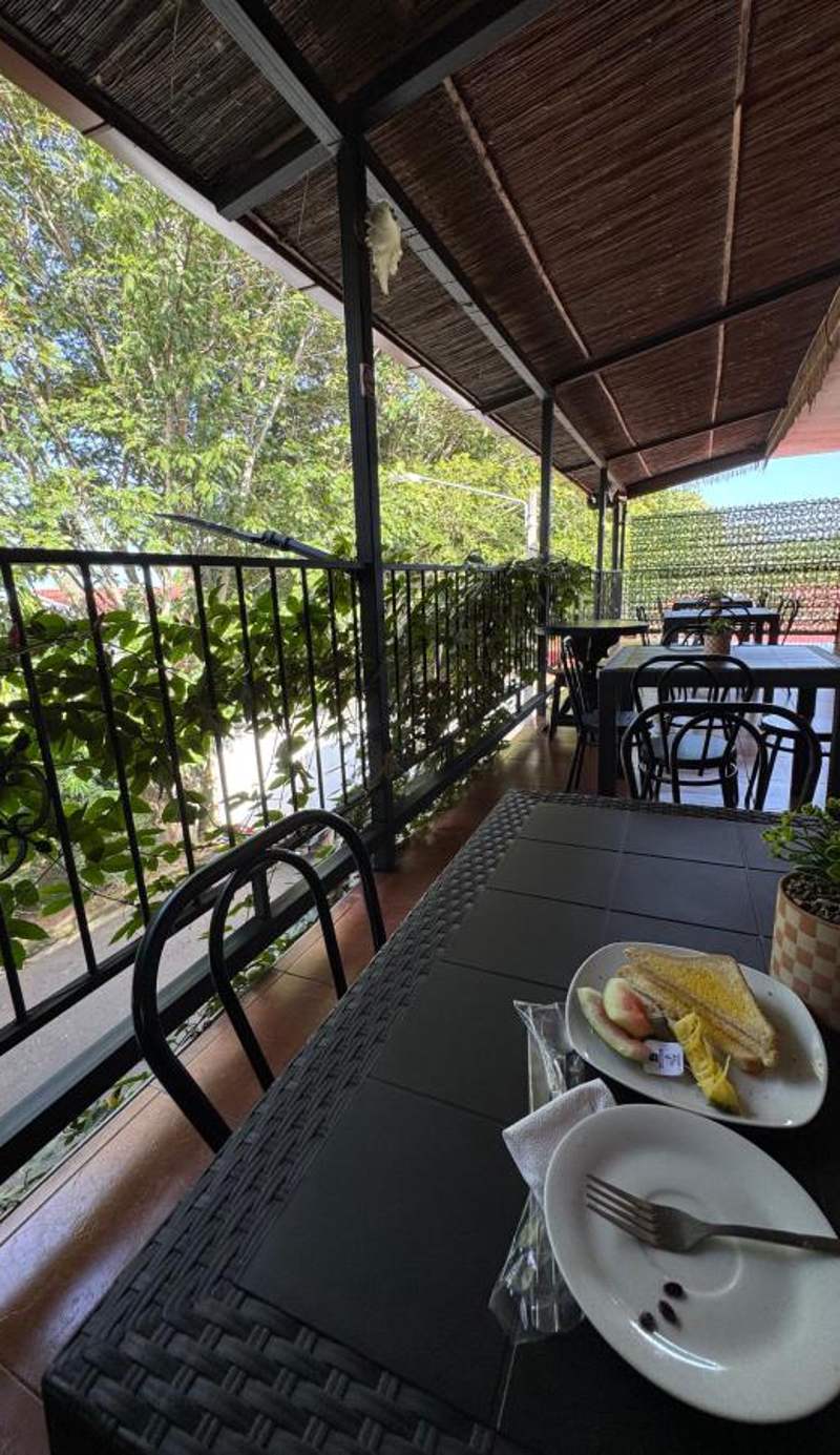 Melrost Airport Bed & Breakfast