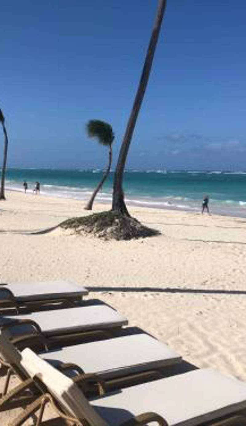 Beautiful One Bedroom unit with pool and Beach club in a Golf Project