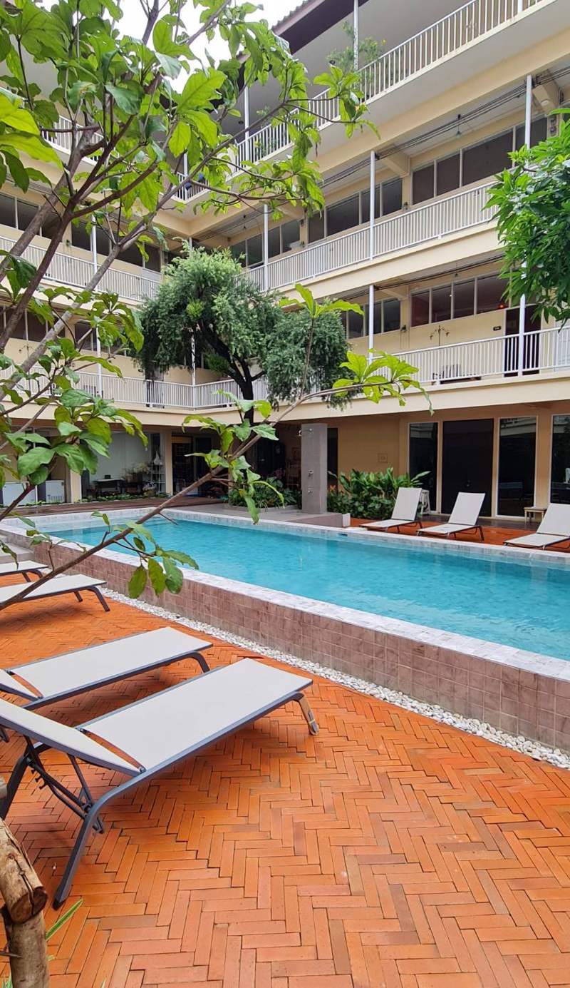 Feung Nakorn Balcony Rooms and Cafe