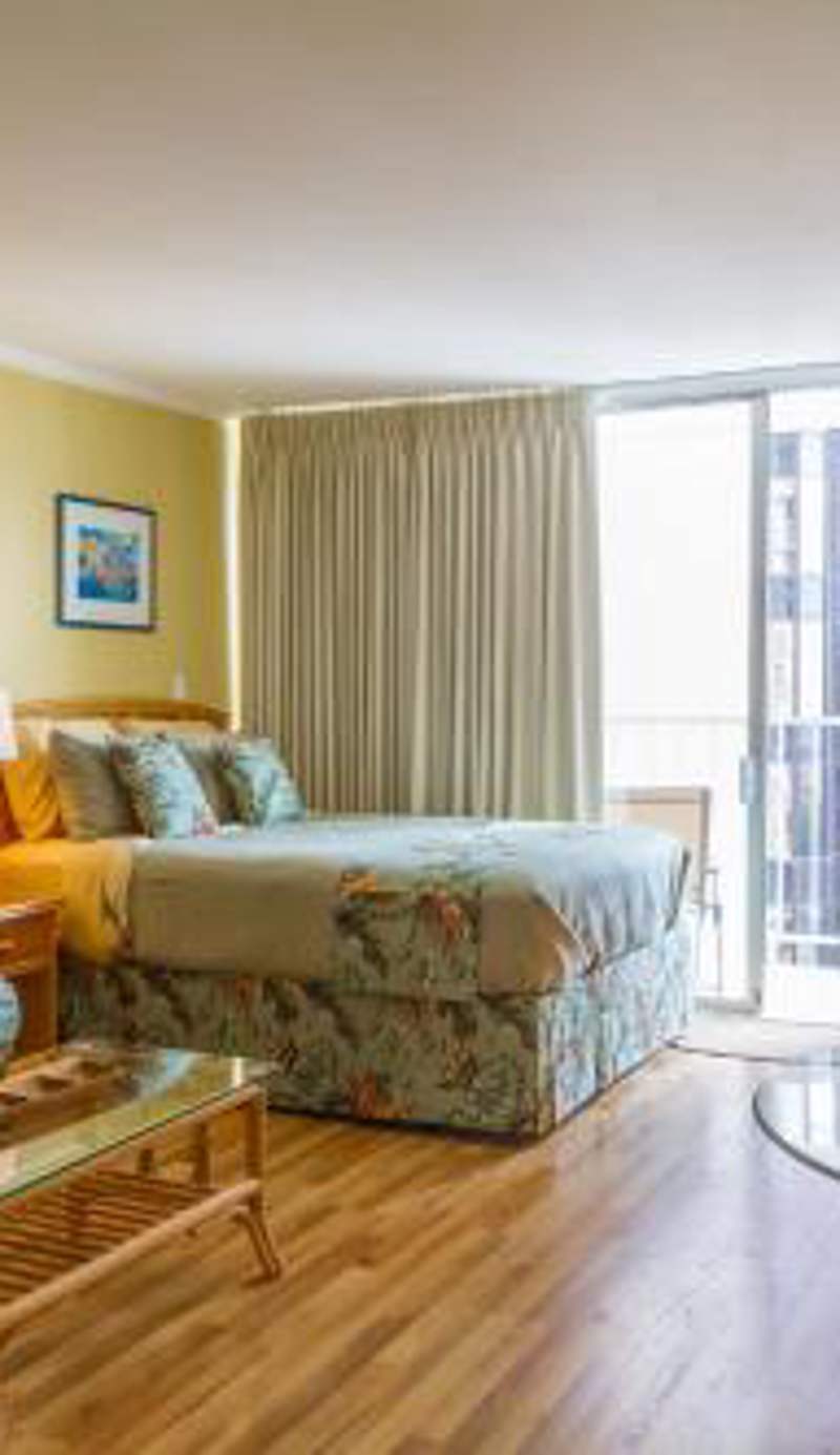 Tropical Studios at Marine Surf Waikiki - FREE PARKING - BEST LOCATION - FULL KITCHEN - SWIMMING POOL