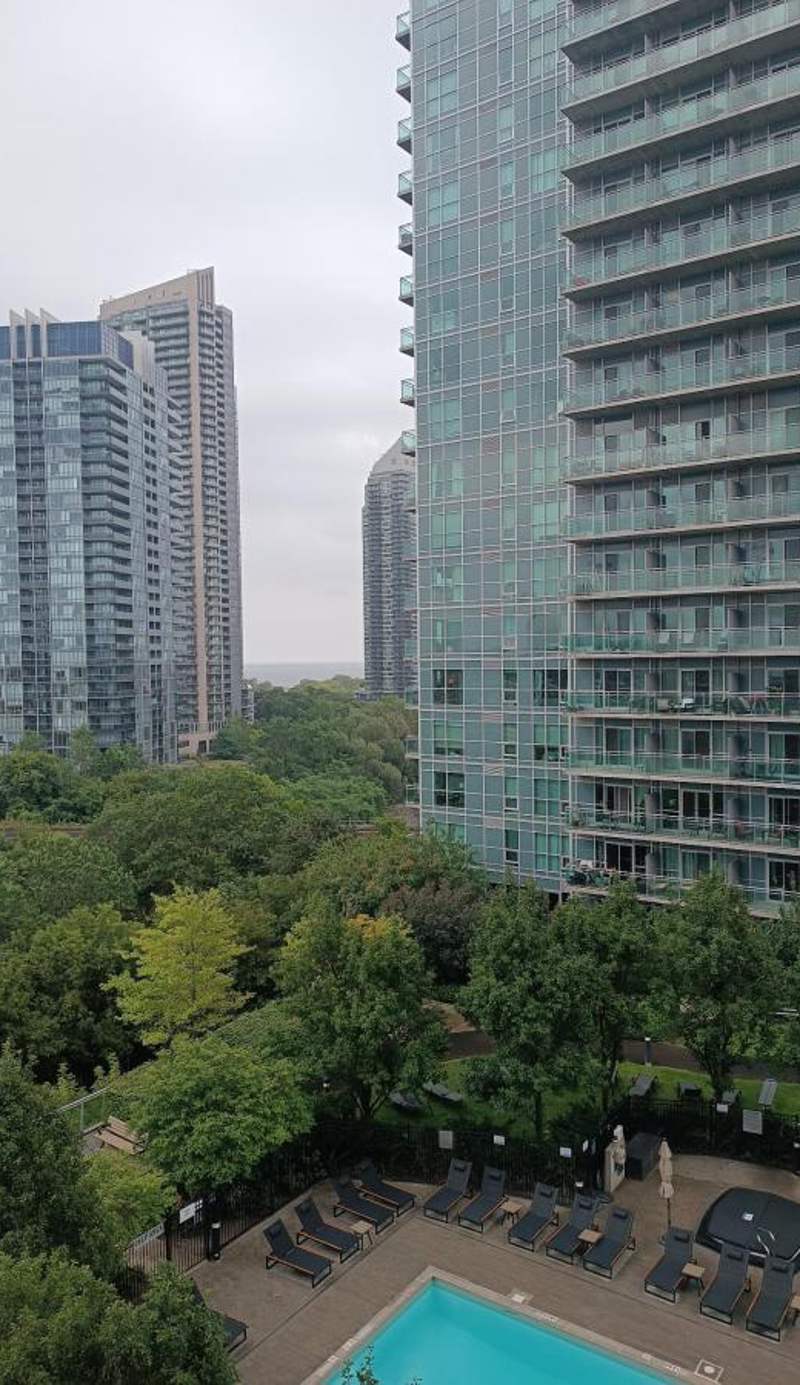 Lovely condo near Lake Ontario