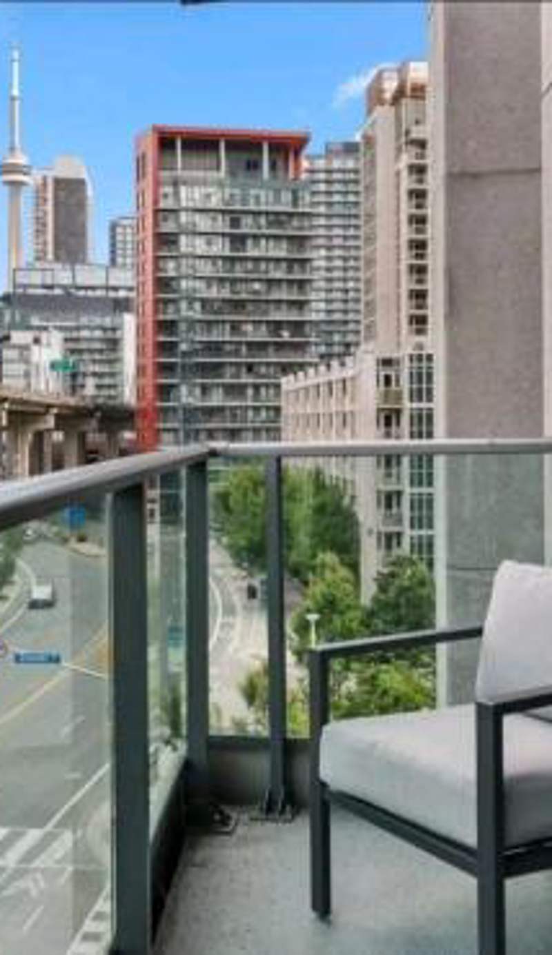CN Tower View with Pool, Gym, Hot Tub, and Parking Available!