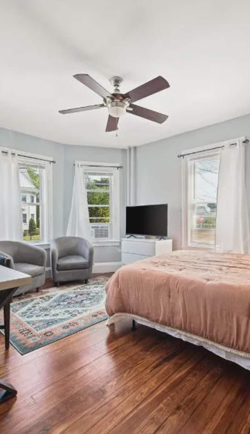 Cozy Rooms in 5BR Apt Near Charming Oak Square