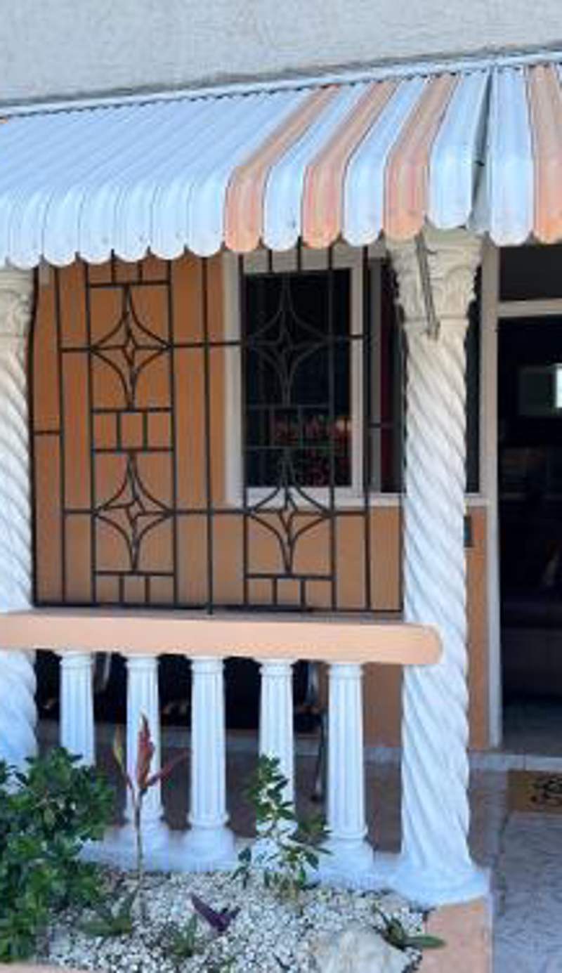 Sleeps2 - Private Pool - King Bed - AirCon