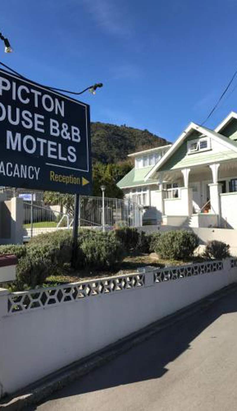 Picton House B&B and Motel
