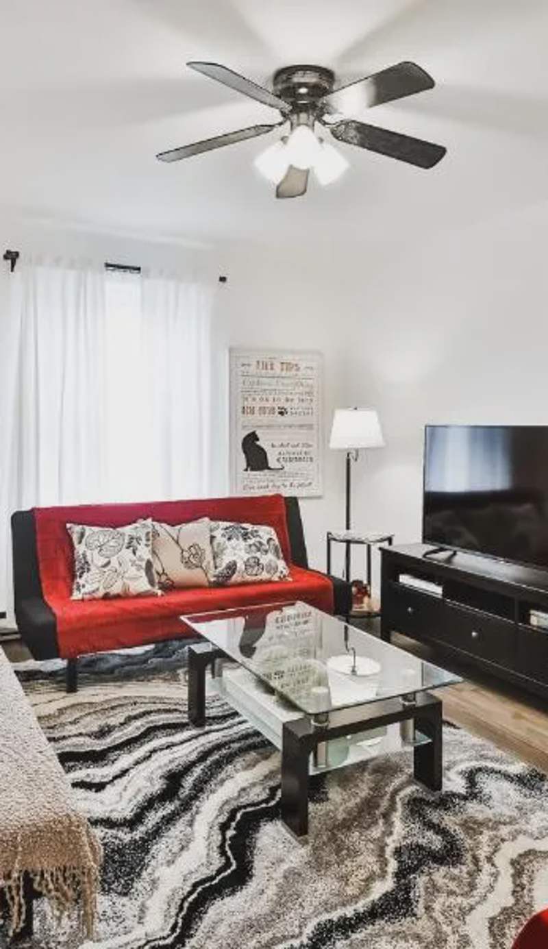 Comfortable 2-BEDROOM APARTMENT - Free and plentiful PARKING - 10 minutes to AIRPORT and 15 minutes to DOWNTOWN Montreal - Near Popular Waterfront Restaurants - located in Beautiful Lachine