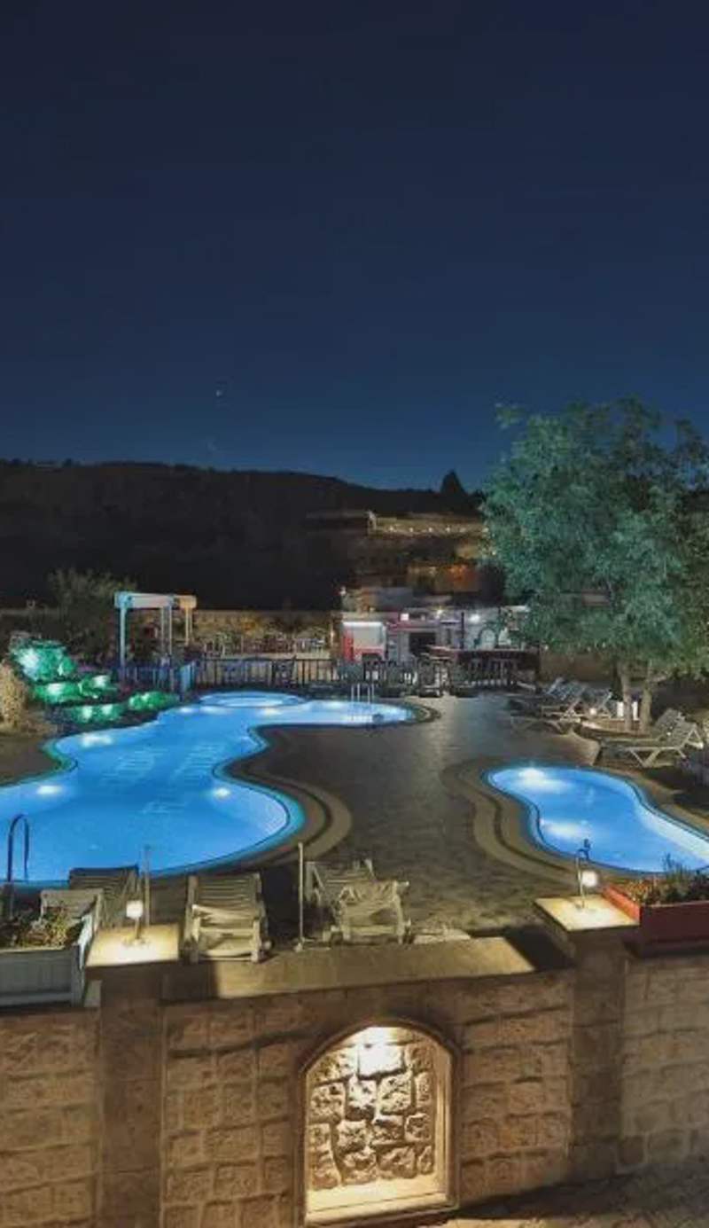 Holiday Cave Hotel