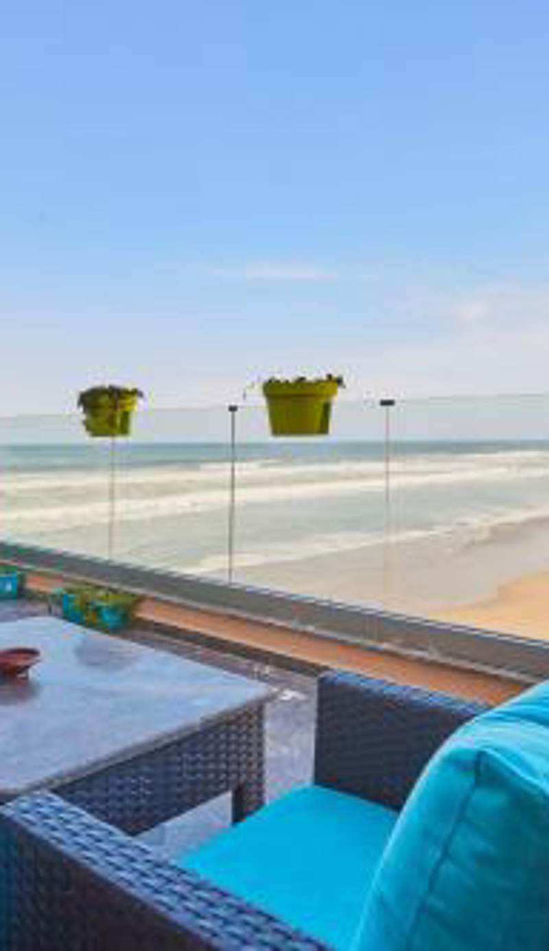Amwaj Apt - Surf and Fun Beachfront Stay With Balcony