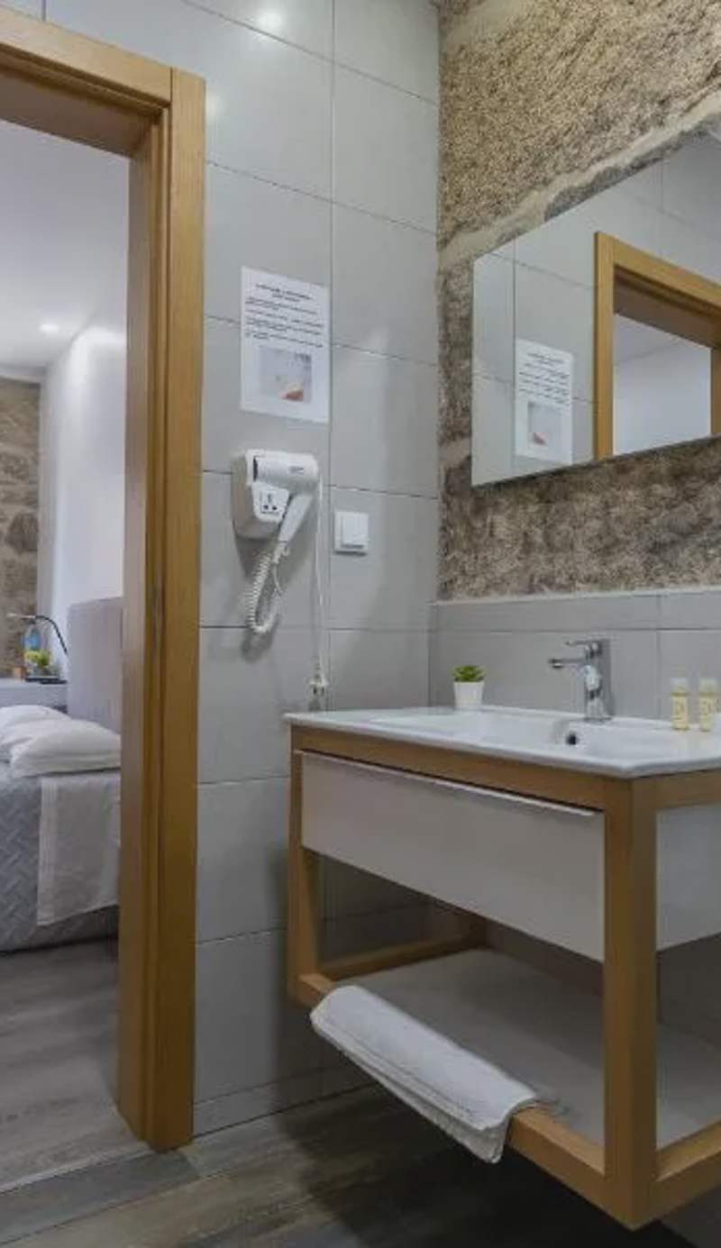 ALOJAMENTO GIRASSOL - Guest House - Quarto com casa de banho privativa