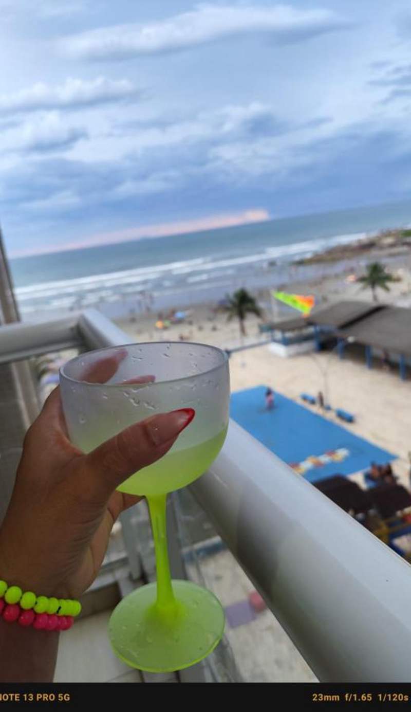 Apartamento, ampla sacada com vista para o mar!