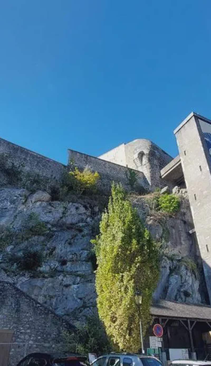 STUDIO MEUBLÉ AU PIED DU CHATEAU