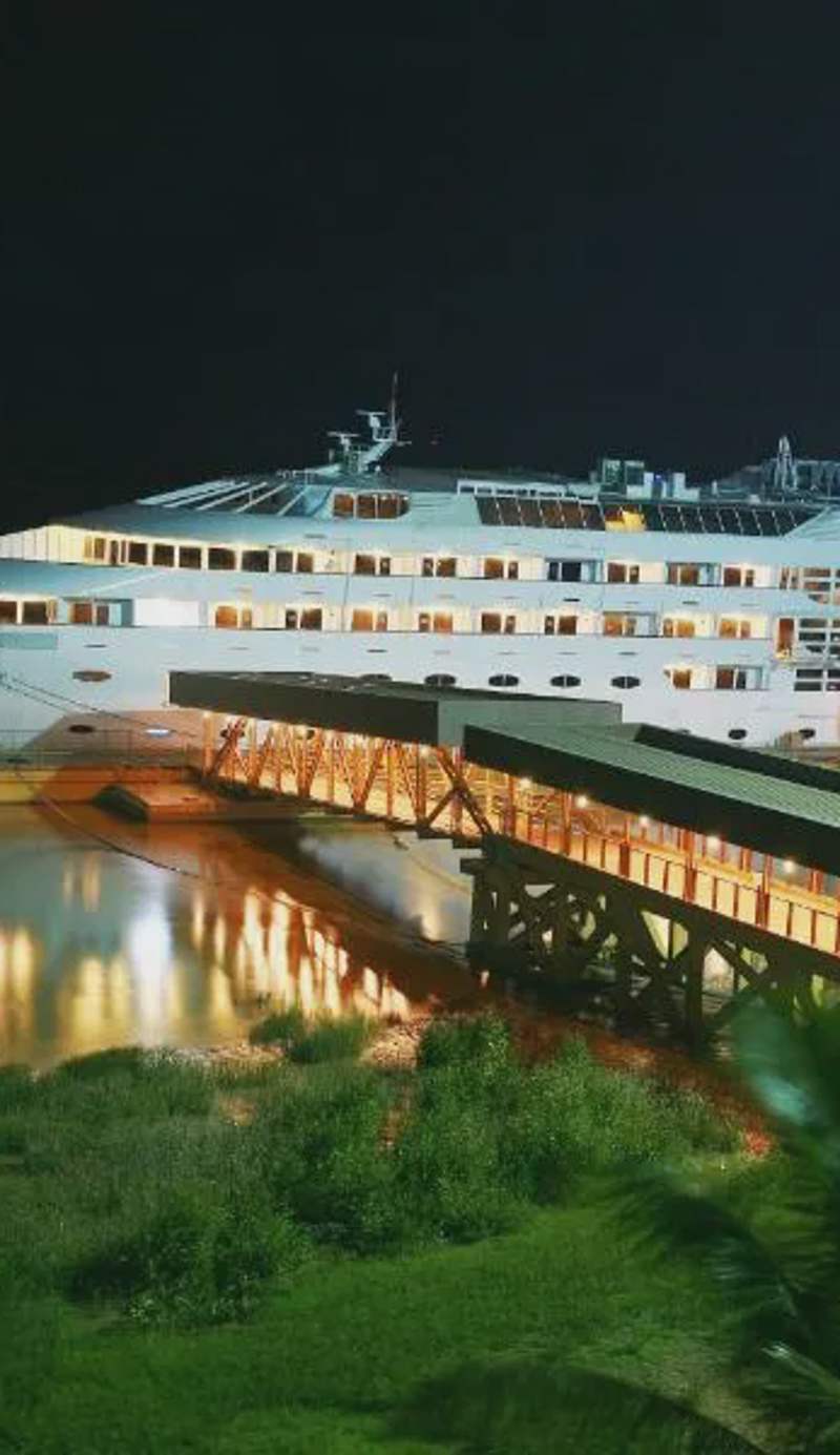 Vintage Luxury Yacht Hotel