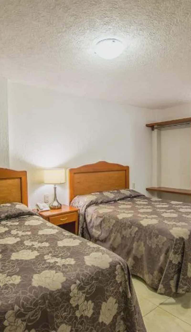 Suites Poliforum Inn